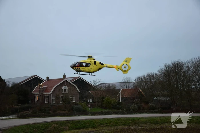Persoon belandt onder paard na val en raakt zwaargewond