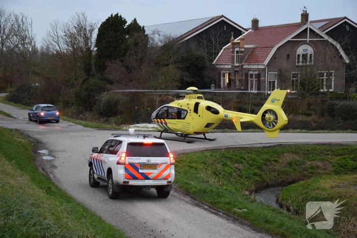 Persoon belandt onder paard na val en raakt zwaargewond