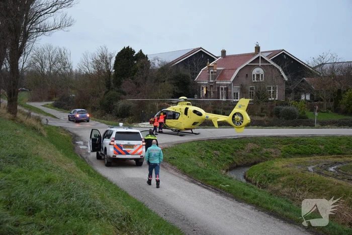 Persoon belandt onder paard na val en raakt zwaargewond