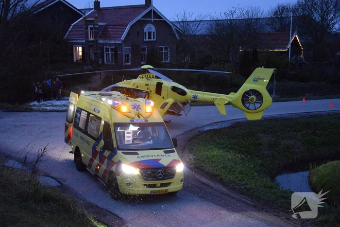 Persoon belandt onder paard na val en raakt zwaargewond