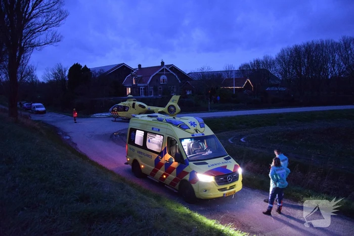 Persoon belandt onder paard na val en raakt zwaargewond