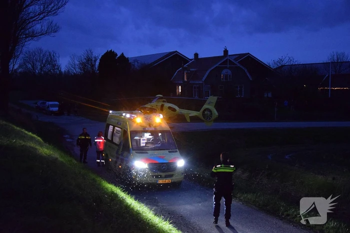 Persoon belandt onder paard na val en raakt zwaargewond
