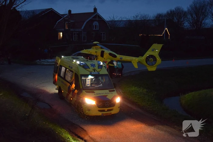 Persoon belandt onder paard na val en raakt zwaargewond