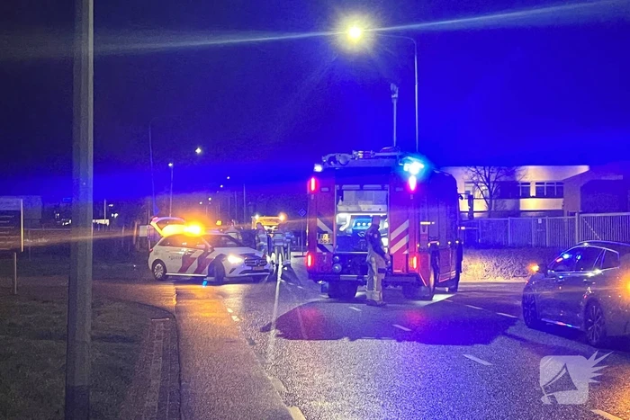 Auto op zijn zijkant na botsing met lantaarnpaal