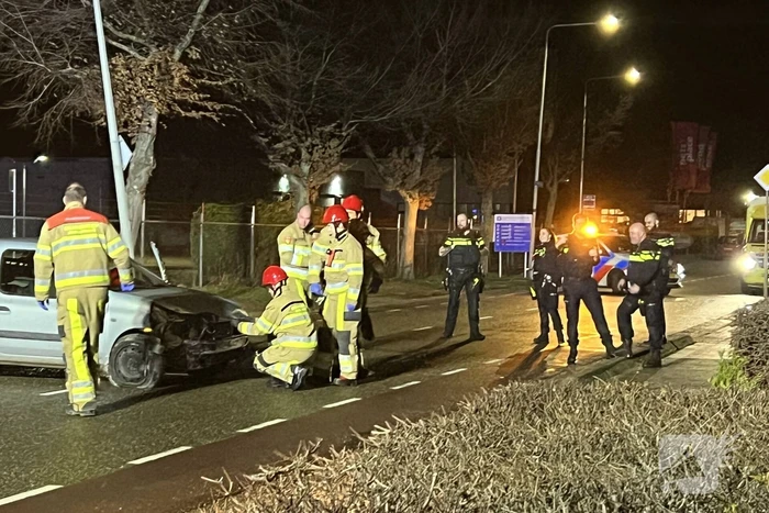 Auto op zijn zijkant na botsing met lantaarnpaal