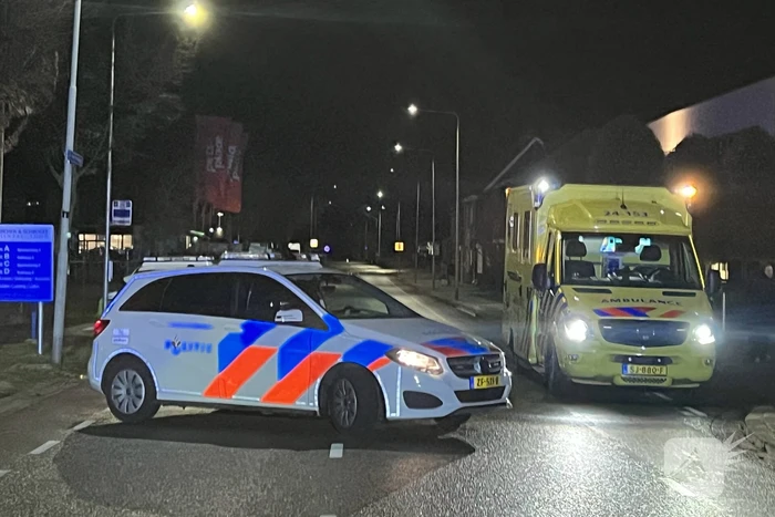 Auto op zijn zijkant na botsing met lantaarnpaal