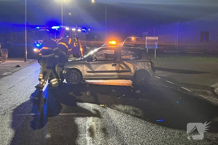 Auto op zijn zijkant na botsing met lantaarnpaal