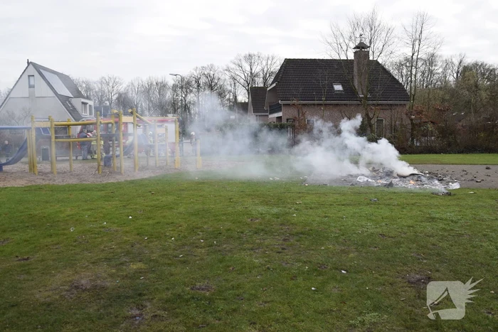 Vuurwerkresten in brand gestoken