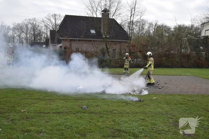 Vuurwerkresten in brand gestoken