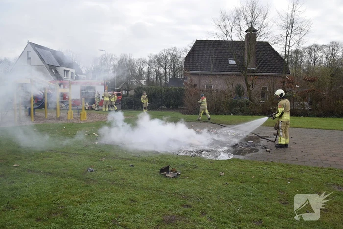 Vuurwerkresten in brand gestoken