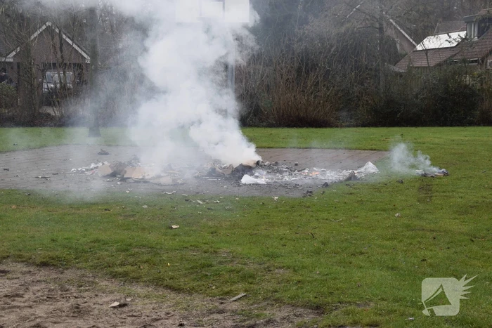 Vuurwerkresten in brand gestoken
