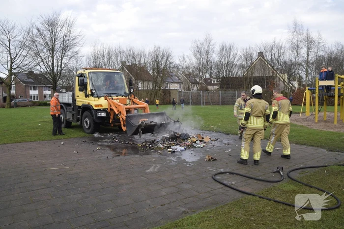 Vuurwerkresten in brand gestoken