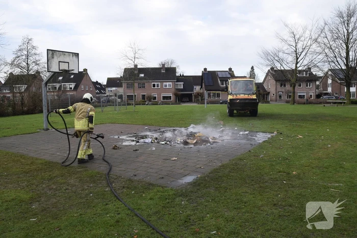 Vuurwerkresten in brand gestoken