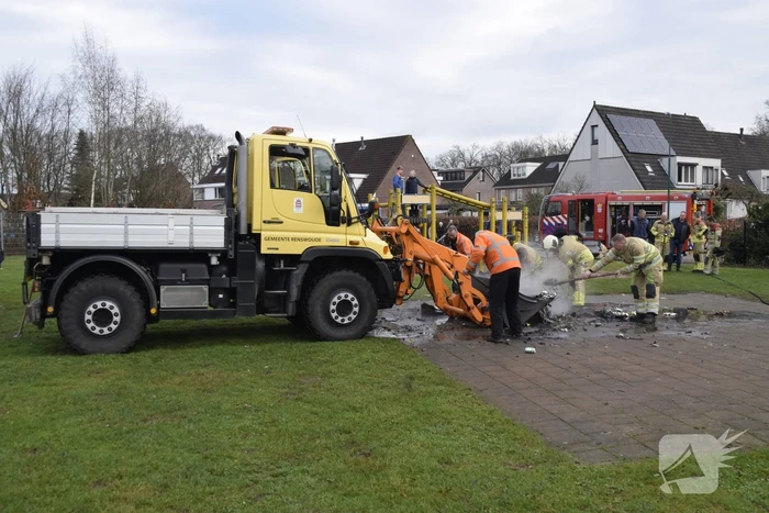 Vuurwerkresten in brand gestoken