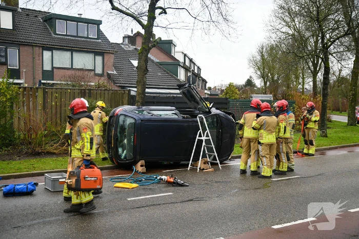 Personenwagen belandt op zijn kant