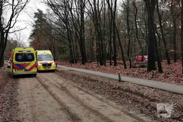Mountainbikers vinden onwel geworden mountainbiker en overlijdt