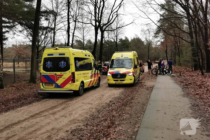 Mountainbikers vinden onwel geworden mountainbiker en overlijdt