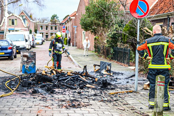 Tonnen met afval in brand gestoken en op straat gegooid