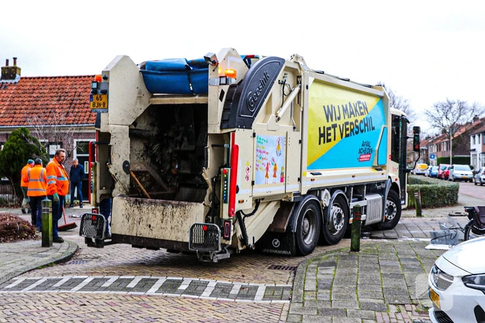 Tonnen met afval in brand gestoken en op straat gegooid