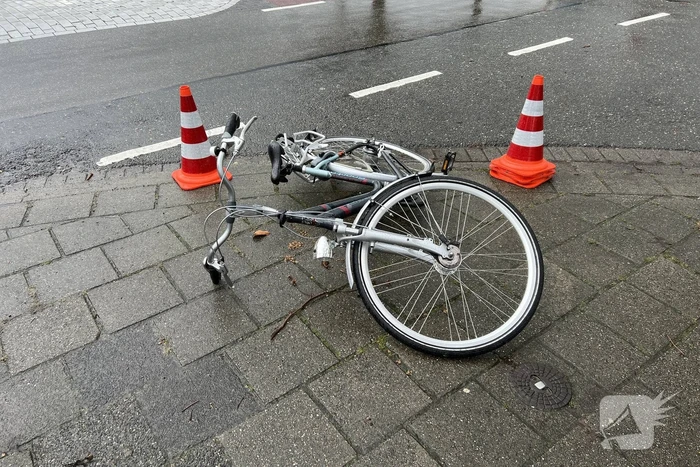 Fietsster gewond naar ziekenhuis na botsing met auto