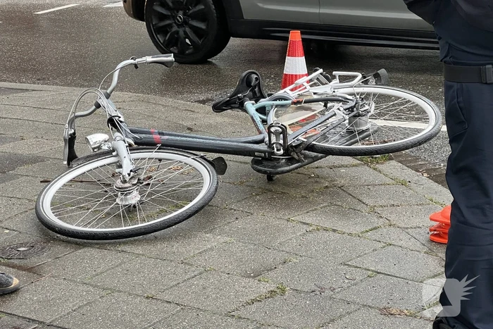Fietsster gewond naar ziekenhuis na botsing met auto
