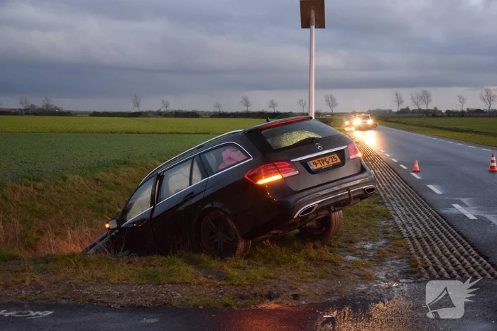 Twee auto's belande in droge sloot