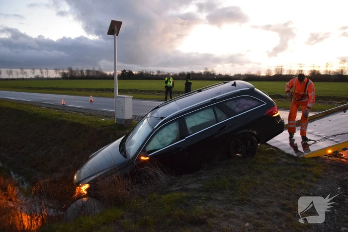Twee auto's belande in droge sloot