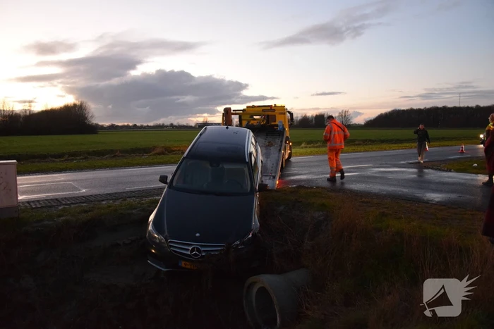 Twee auto's belande in droge sloot
