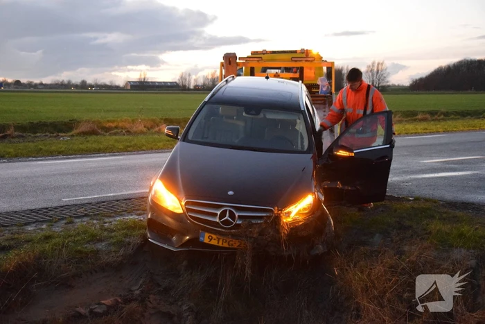 Twee auto's belande in droge sloot