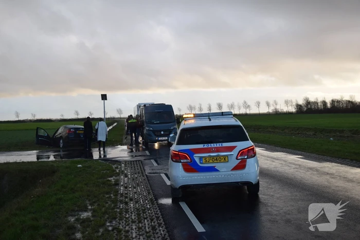 Twee auto's belande in droge sloot