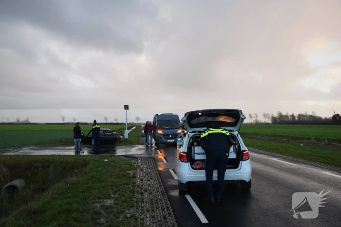 Twee auto's belande in droge sloot