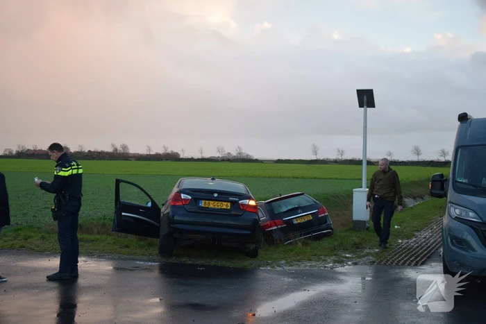 Twee auto's belande in droge sloot