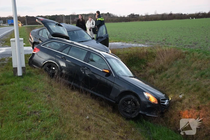 Twee auto's belande in droge sloot