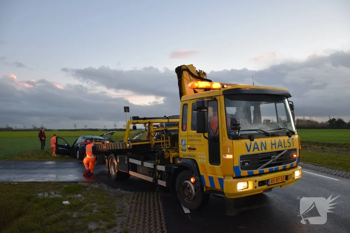 Twee auto's belande in droge sloot
