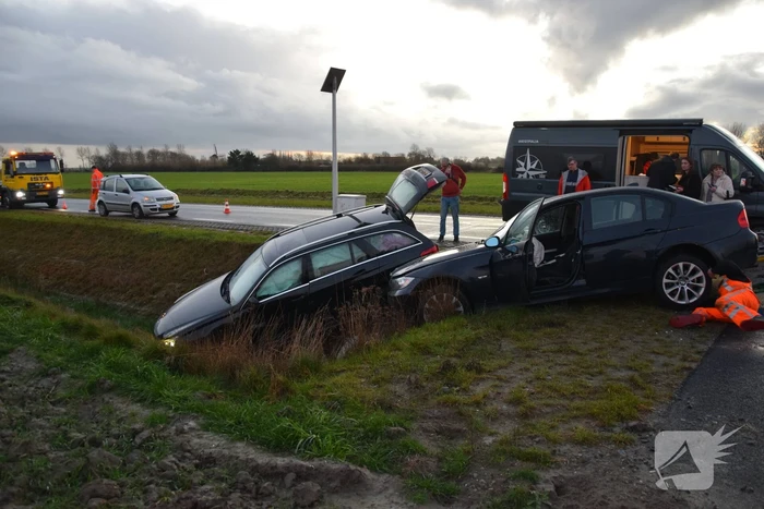 Twee auto's belande in droge sloot
