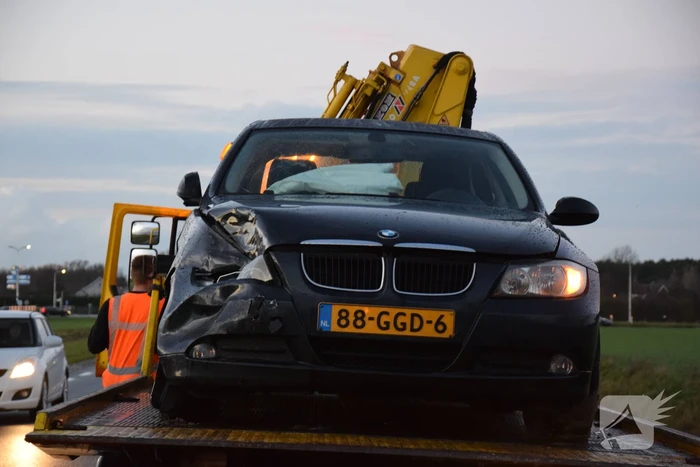 Twee auto's belande in droge sloot