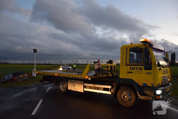 Twee auto's belande in droge sloot