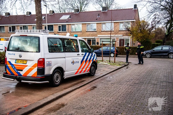 Politie controleert auto en groepje jongeren na vuurwapen melding
