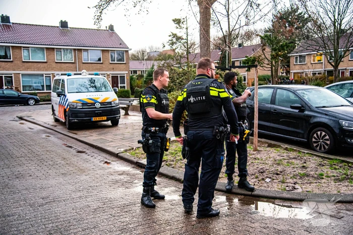 Politie controleert auto en groepje jongeren na vuurwapen melding