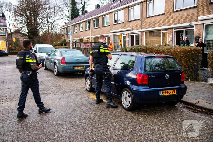 Politie controleert auto en groepje jongeren na vuurwapen melding