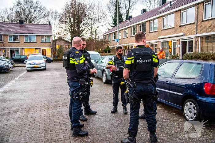 Politie controleert auto en groepje jongeren na vuurwapen melding