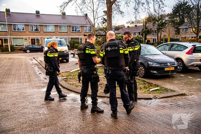Politie controleert auto en groepje jongeren na vuurwapen melding