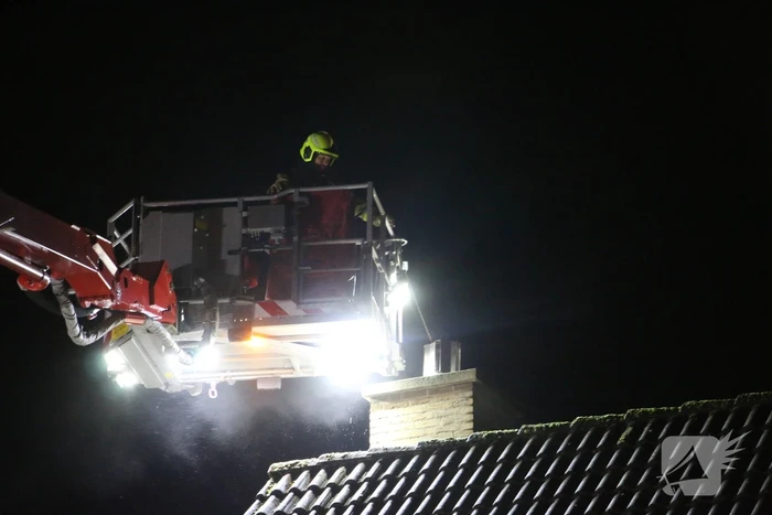 Brand in schoorsteen van woning