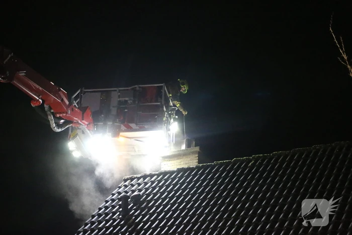 Brand in schoorsteen van woning
