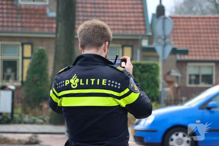 Auto en driewielfiets botsen tegen elkaar
