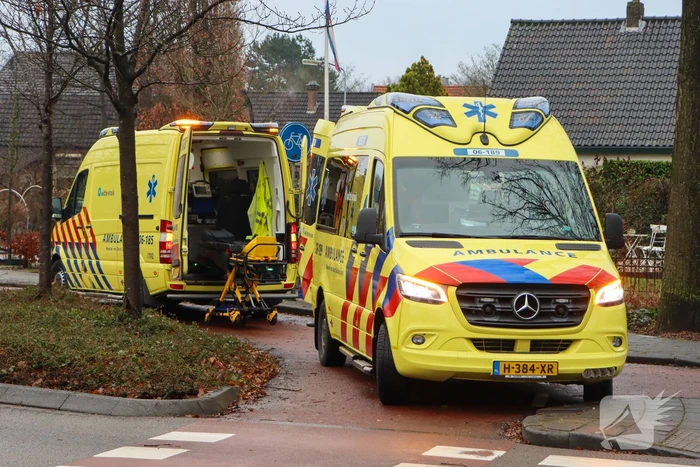Auto en driewielfiets botsen tegen elkaar