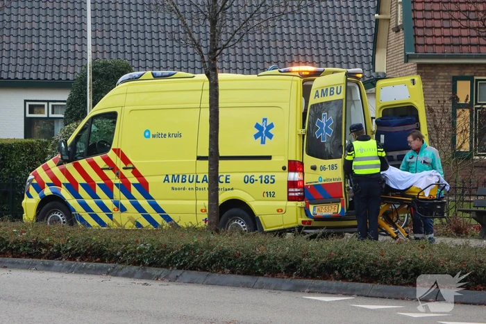 Auto en driewielfiets botsen tegen elkaar