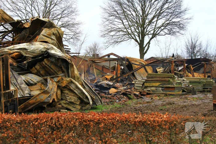 Ravage is enorm na verwoestende brand