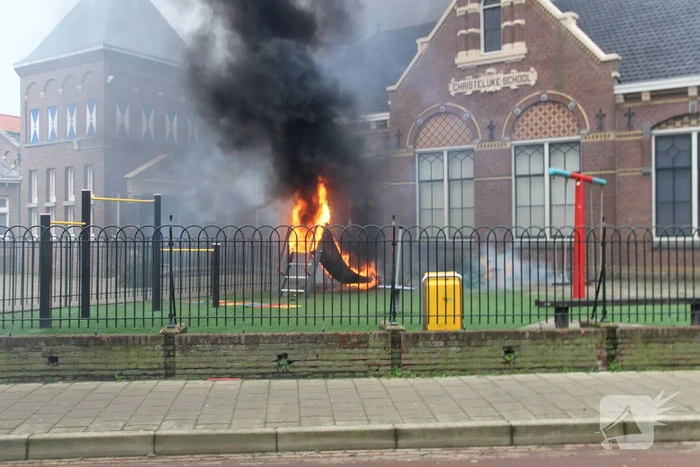 Speeltoestel met kerstbomen vliegt in brand