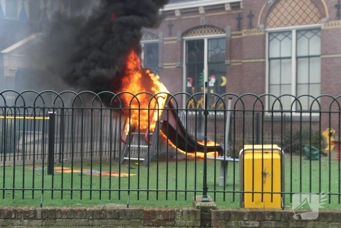 Speeltoestel met kerstbomen vliegt in brand